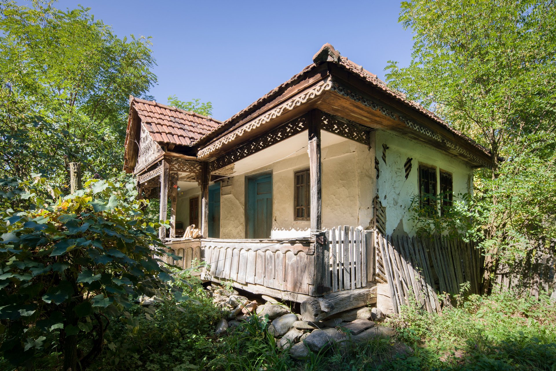 Pe Topolog în sus – o cercetare a arhitecturii vernaculare pe valea râului Topolog, jud. Argeș – Sacaliș Ruxandra PFA