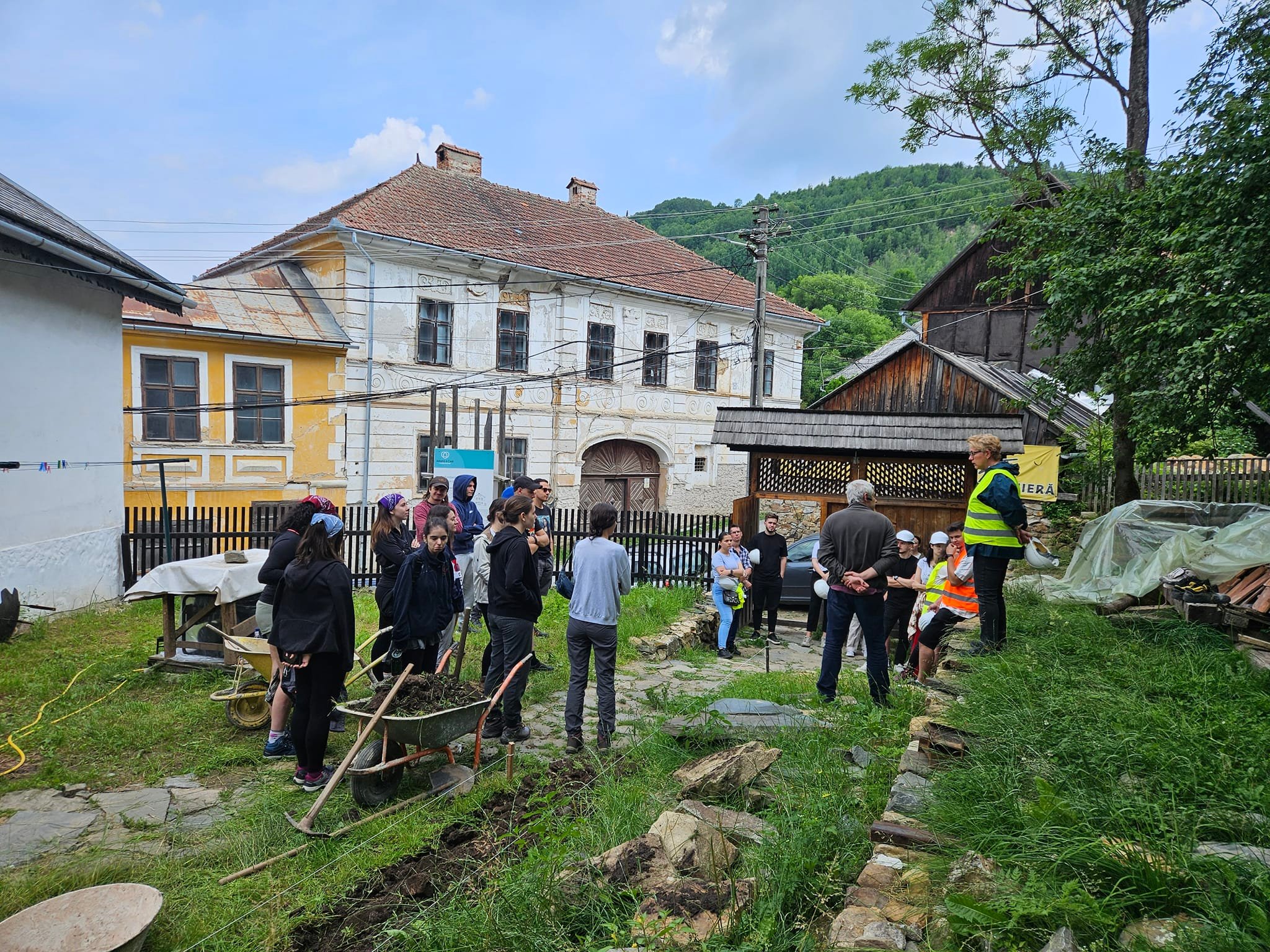 Adoptă o Casă la Roșia Montană. Școala de Vară ARA – ediția a 16-a (2023): Acțiuni de promovare și valorificare a patrimoniului cultural și natural de la Roșia Montană – Asociația Arhitectură. Restaurare. Arheologie (ARA)