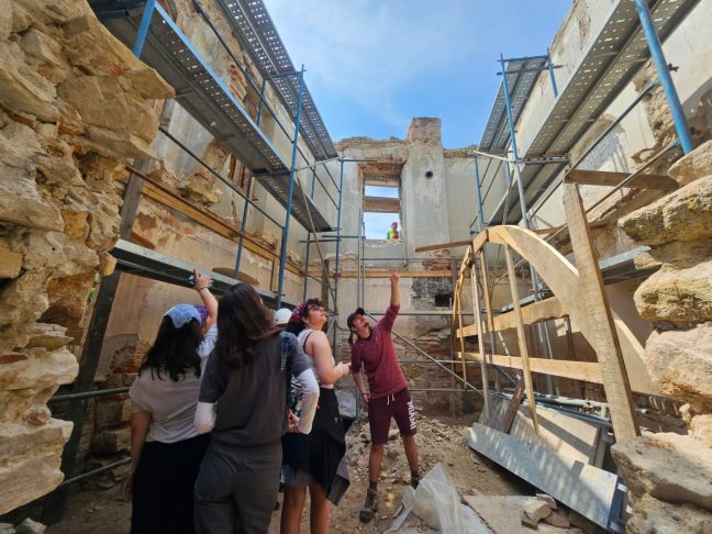 Adoptă o Casă la Roșia Montană. Școala de Vară ARA – ediția a 16-a (2023): Acțiuni de promovare și valorificare a patrimoniului cultural și natural de la Roșia Montană – Asociația Arhitectură. Restaurare. Arheologie (ARA)