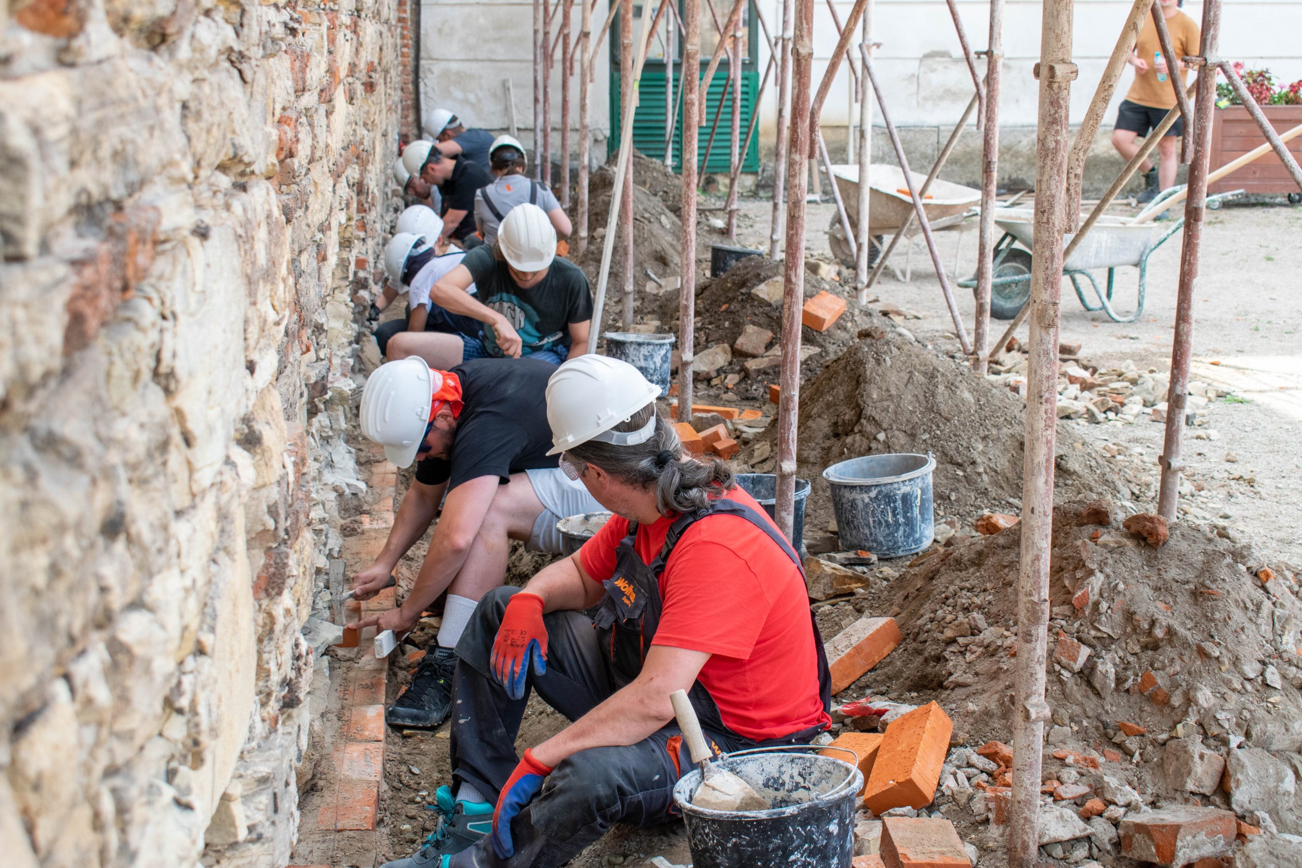 Tabără de restaurare la Castelul Bánffy din Bonțida 2025 – Fundația Transilvania Trust