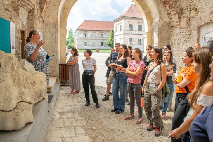 Tabără de restaurare la Castelul Bánffy din Bonțida 2025 – Fundația Transilvania Trust