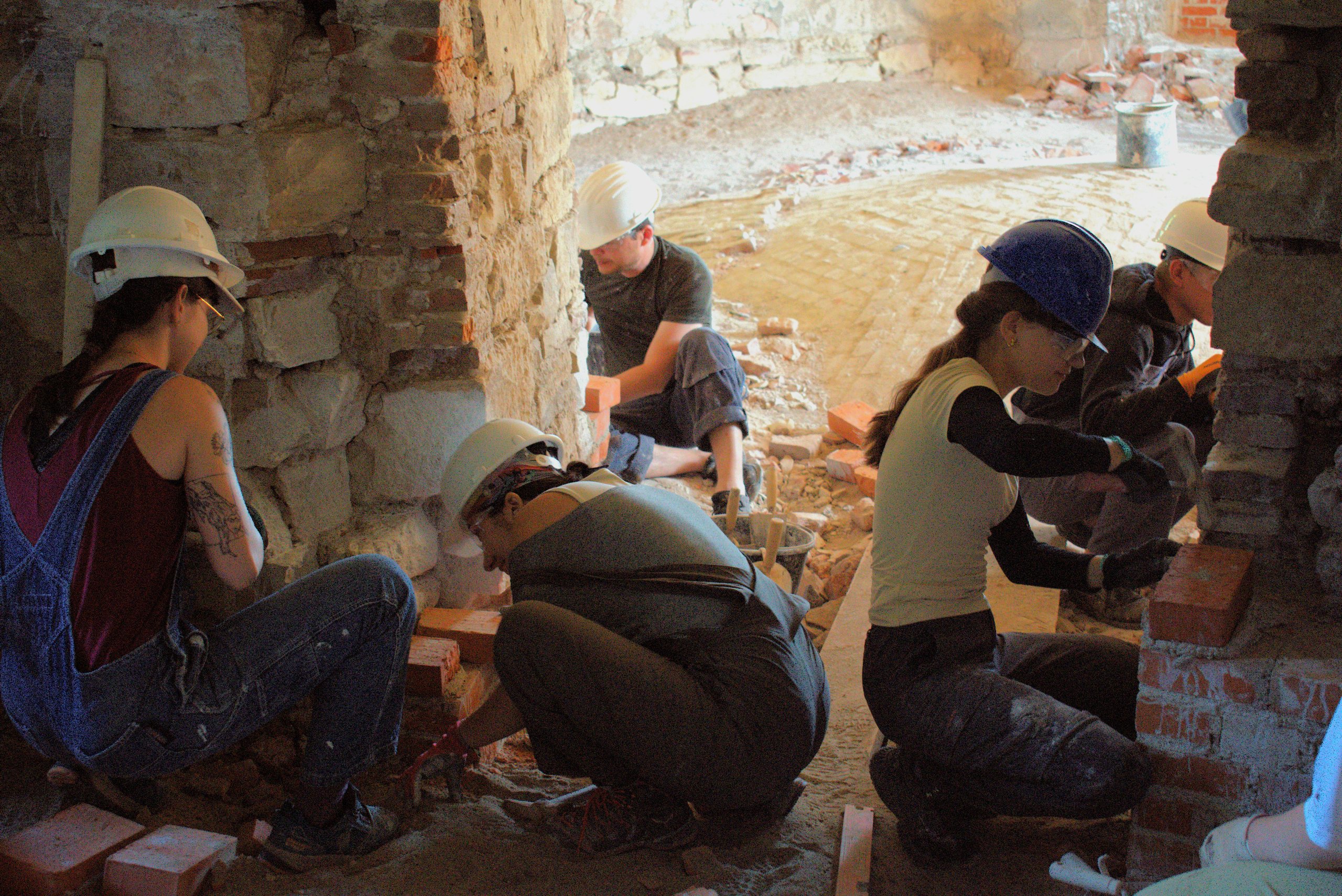 Tabără de restaurare la Castelul Bánffy din Bonțida 2025 – Fundația Transilvania Trust