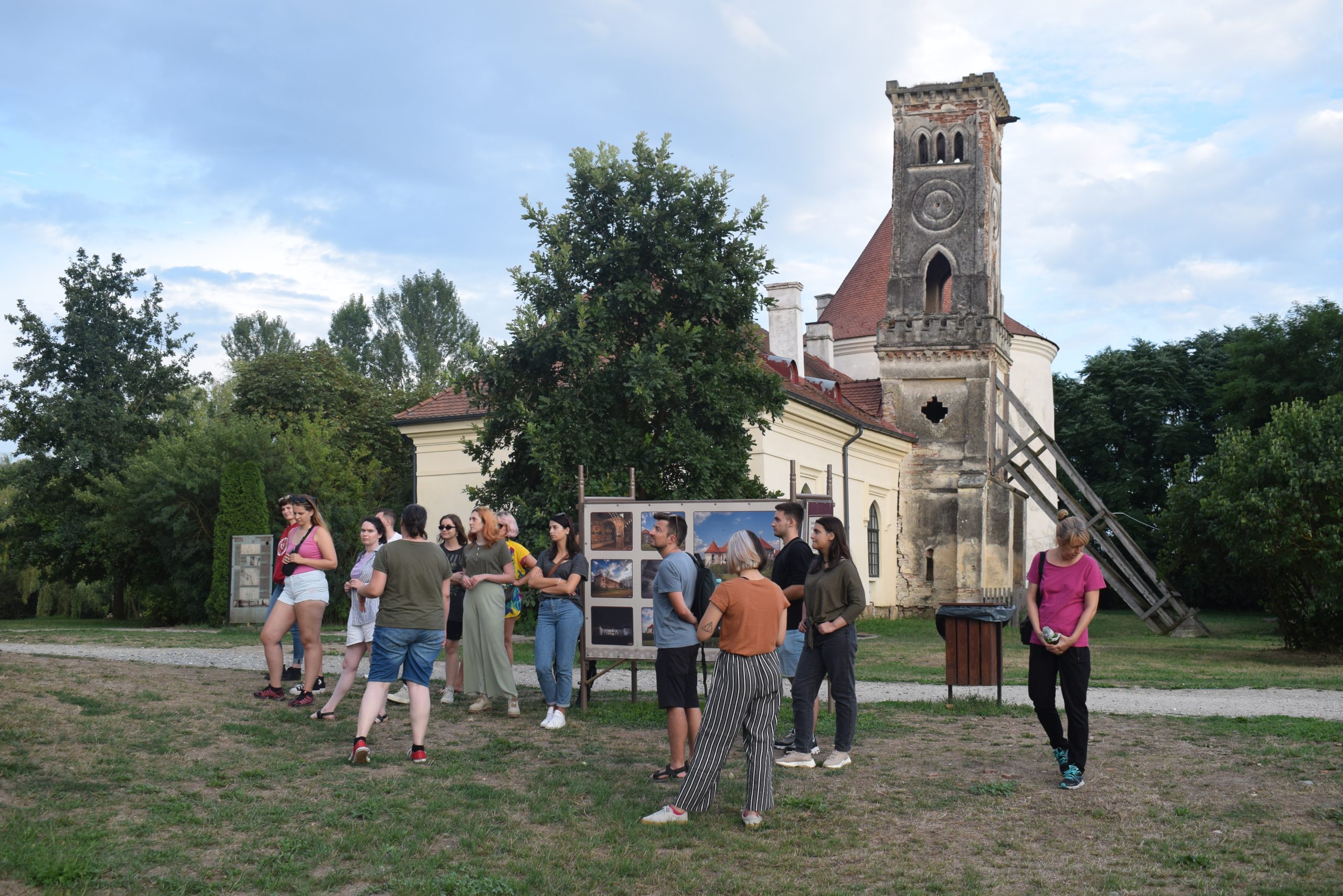 Tabără de restaurare la Castelul Bánffy din Bonțida 2022 – Fundația Transilvania Trust