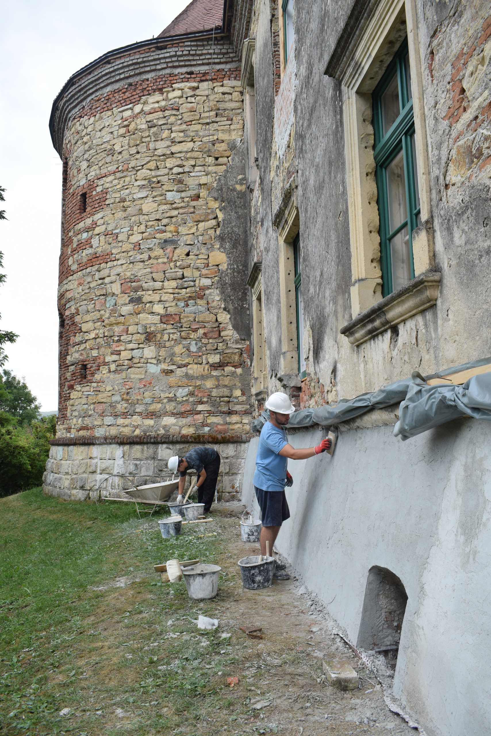 Tabără de restaurare la Castelul Bánffy din Bonțida 2022 – Fundația Transilvania Trust