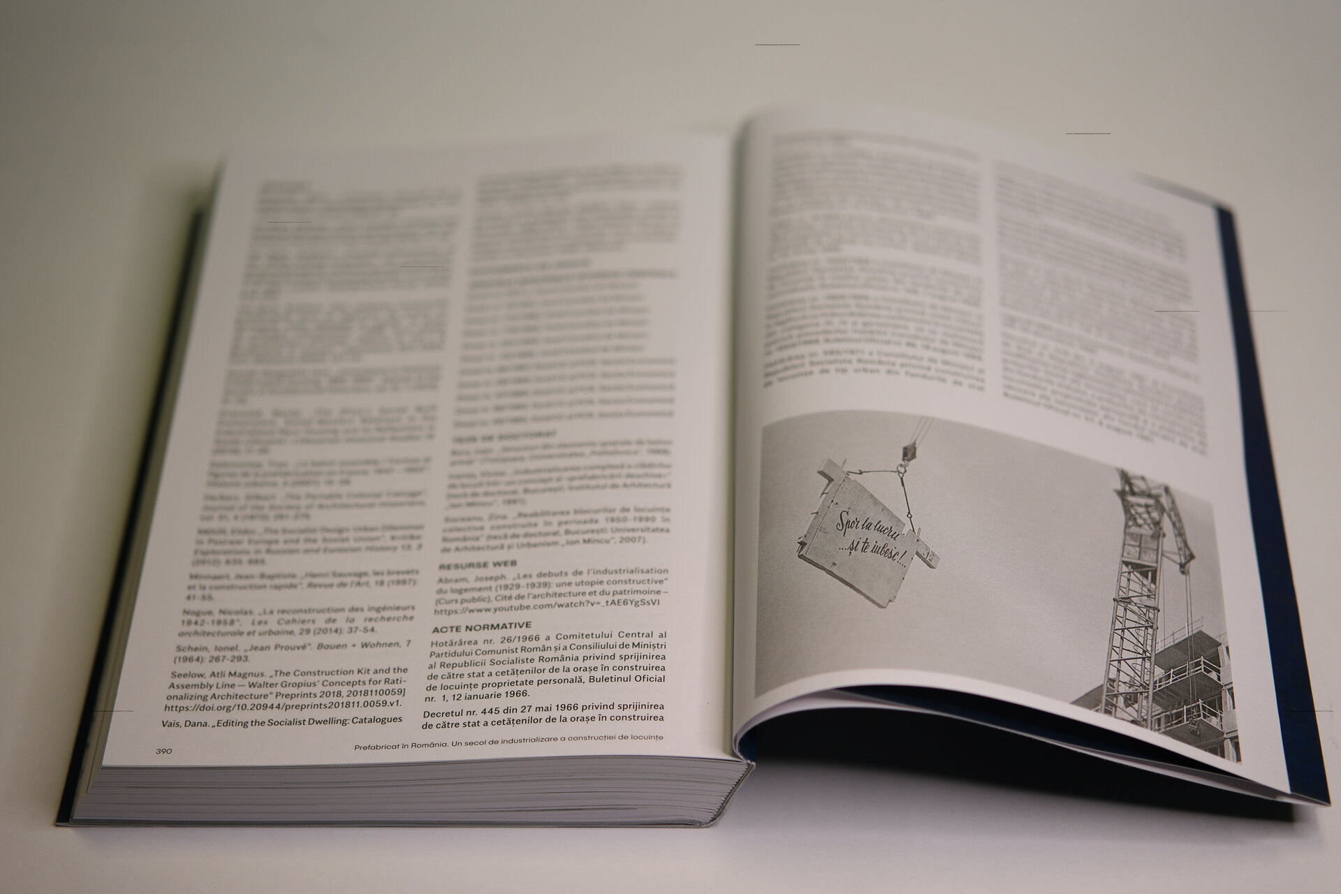 Prefabricat în România. Un secol de industrializare a construcției de locuințe – Positif Concept/ Editura Ozalid