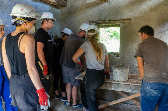 Casa cu har. Școală de vară de restaurare – Asociația pentru patrimoniu activ (PACT)